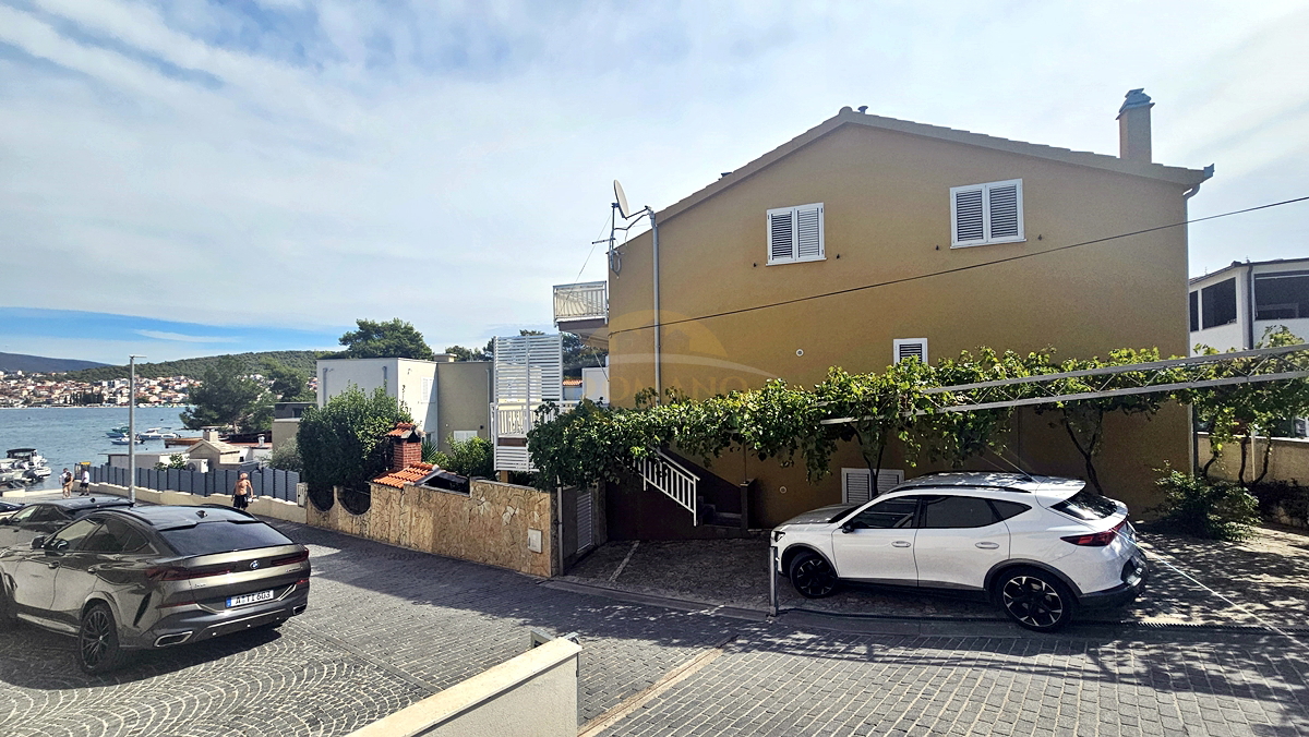 Casa con appartamenti a Okrug Gornji/Čiovo, seconda fila dal mare - 5 appartamenti